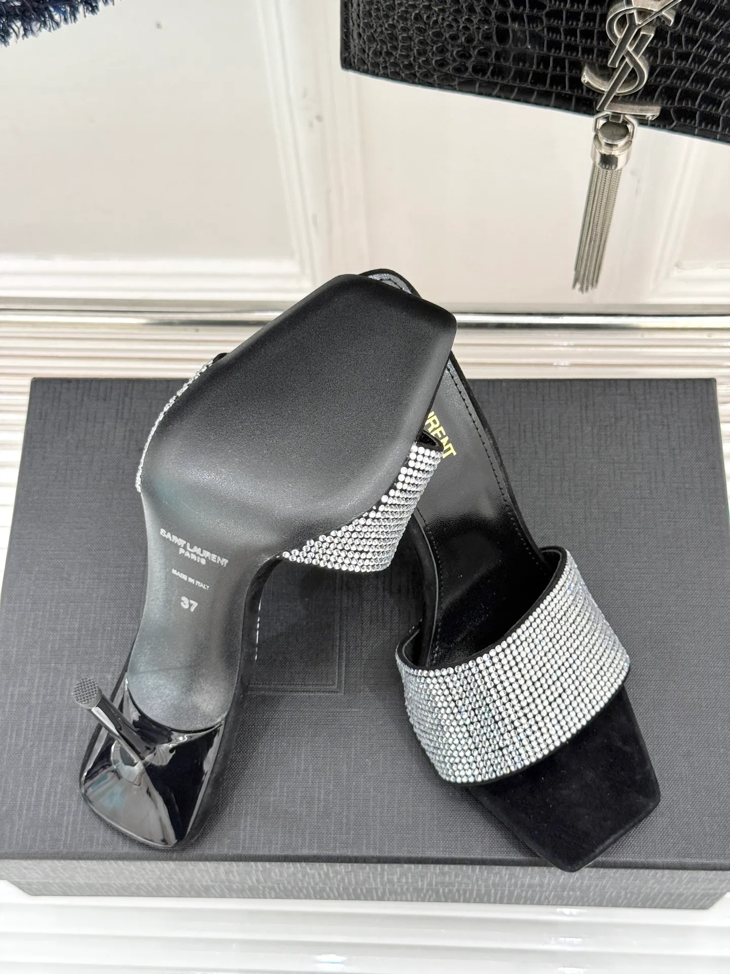 👟👟Ex-factory price 580👟👟Saint Lauren*YSL Saint Laurent classic spring and summer one-line rhinestone high-heeled slippers, rhinestone pearl heel high-heeled sandals, dazzling rhinestones, elegant age reduction, full of fairy princess atmosphere! The upper is made of original customized material, the inner pads are all grained sheepskin, and the outsole is imported genuine leather from Italy! Heel height: 10.5cm Size: 35-39 (34/40/41 customized)